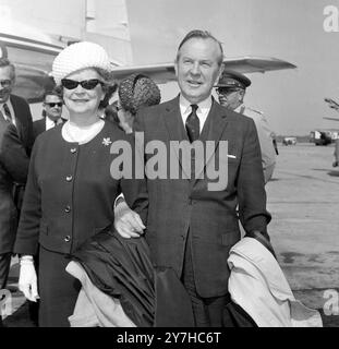 IL PRIMO MINISTRO CANADESE LESTER PEARSON CON MOGLIE ALL'AEROPORTO DI LONDRA / ; 7 LUGLIO 1964 Foto Stock