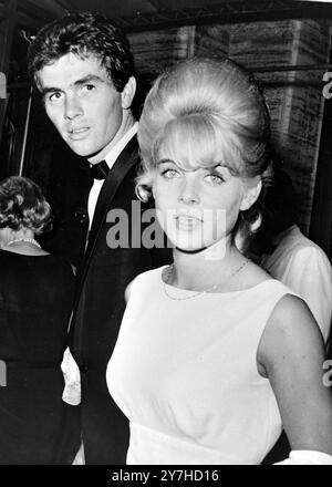 ATTRICE SUE LYON CON MARITO HAMPTON FANCHER A NEW YORK / ; 3 LUGLIO 1964 Foto Stock