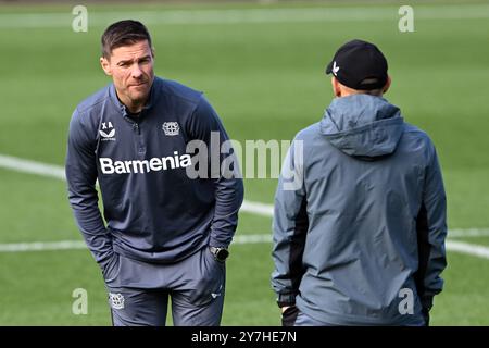 Leverkusen, Germania. 30 settembre 2024. Calcio: Champions League, prima della partita tra il Bayer Leverkusen e l'AC Milan, BayArena. L'allenatore di Leverkusen Xabi Alonso parla con il suo assistente allenatore Sebastian Parrilla durante l'allenamento. Crediti: Federico Gambarini/dpa/Alamy Live News Foto Stock