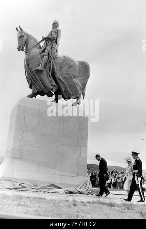 STATUA A CAVALLO DI ROBERT BRUCE SVELATA DALLA REGINA ELISABETTA II A BONNECKBURN ; 25 GIUGNO 1964 Foto Stock