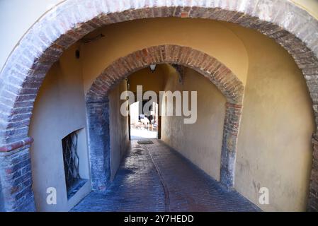 Siena, Italia. 17 settembre 2024. Le stradine strette del centro storico di Siena. Foto di alta qualità Foto Stock