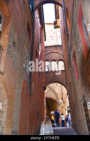 Siena, Italia. 17 settembre 2024. Le stradine strette del centro storico di Siena. Foto di alta qualità Foto Stock