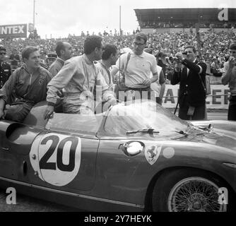 I PILOTI FERRARI JEAN GUICHET E NINO VACARELLA VINCONO LA GARA DI LE MANS IN FRANCIA /; 23 GIUGNO 1964 Foto Stock