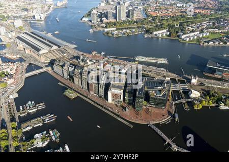 Sede centrale Booking.com sull'isola di Oosterdok ad Amsterdam. Pannelli solari, terrazza sul tetto e giardino sul tetto. Inoltre, il Climbing Park Climbing Wall Central e dall'altra parte il Conservatory. paesi bassi out - belgio out Foto Stock