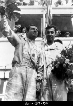 PILOTI FERRARI JEAN GUICHET E NINO VACARELLA CON BOUQUET DI VITTORIA DOPO LE MANS GARA IN FRANCIA / ; 21 GIUGNO 1964 Foto Stock