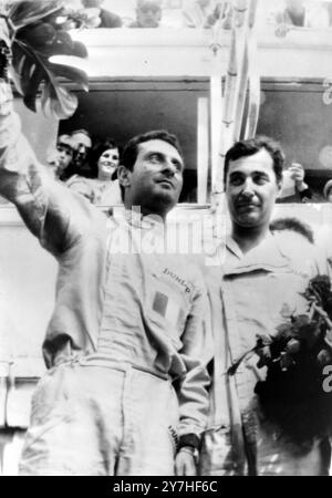 PILOTI FERRARI JEAN GUICHET E NINO VACARELLA CON BOUQUET DI VITTORIA DOPO LE MANS GARA IN FRANCIA / ; 22 GIUGNO 1964 Foto Stock