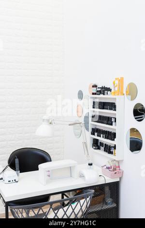 lavoro di nail master nel salone di bellezza in colori bianchi Foto Stock