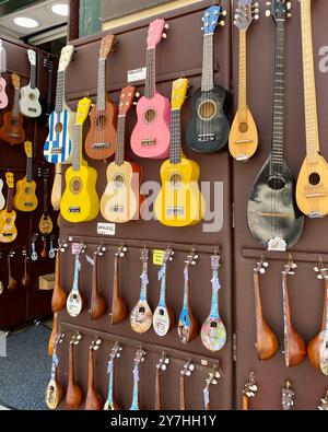 ukulele colorato in un mercato di strada nella città vecchia Foto Stock