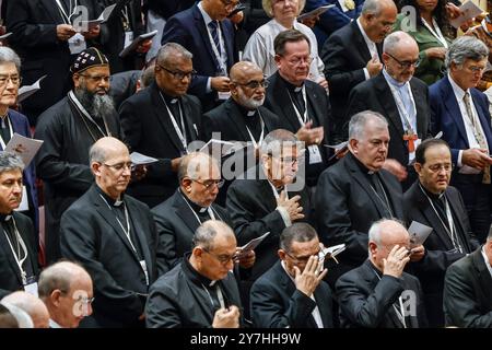 Città del Vaticano, Vaticano. 30 settembre 2024. Città del Vaticano, 30 settembre 2024. I partecipanti partecipano all'apertura del ritiro spirituale dedicato ai soci, ai delegati fraterni e agli ospiti speciali alla seconda sessione della XVI Assemblea generale ordinaria del Sinodo dei Vescovi crediti: Riccardo De Luca - Update Images/Alamy Live News Foto Stock