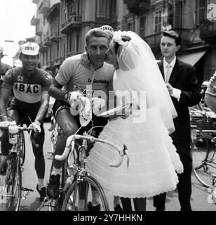 JACQUES ANQUETIL IN AZIONE GIRO IN BICICLETTA IN ITALIA A BIELLA BUONA FORTUNA BACIO DALLA SPOSA / ; 9 GIUGNO 1964 Foto Stock