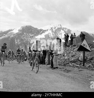 JACQUES ANQUETIL IN AZIONE GIRO CICLISTICO D'ITALIA VEDRÀ IL 21° GIRO A BIELLA / ; 9 GIUGNO 1964 Foto Stock