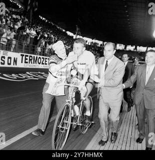 JACQUES ANQUETIL IN UN TOUR CICLISTICO D'AZIONE DELL'ITALIA A MILANO / ; 9 GIUGNO 1964 Foto Stock