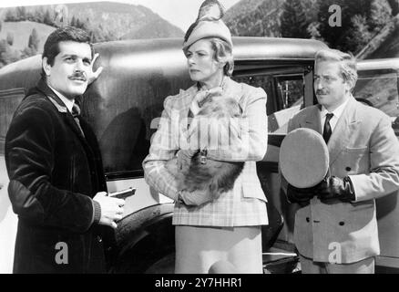 FILM YELLOW ROLLS ROYCE E OMAR SHARIF CON INGRID BERGMAN A VIENNA ; 9 GIUGNO 1964 Foto Stock