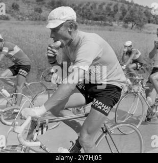 CICLISTA JACQUES ANQUETIL IN AZIONE PER IL GIRO IN BICICLETTA D'ITALIA / ; 7 GIUGNO 1964 Foto Stock