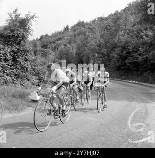 CICLISTA JACQUES ANQUETIL IN AZIONE PER IL GIRO IN BICICLETTA D'ITALIA / ; 7 GIUGNO 1964 Foto Stock