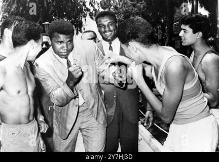 IL CAMPIONE AMERICANO DI PUGILATO CASSIUS MARCELIUS CLAY MUHAMMAD ALI CON GIOVANI PUGILI AL CAIRO; 5 GIUGNO 1964 Foto Stock