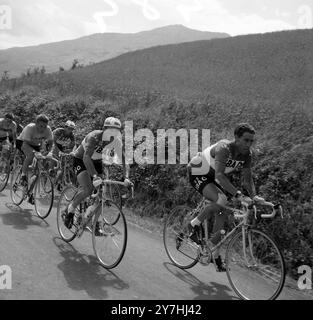 JACQUES ANQUETIL E ANTONIO SUAREZ IN AZIONE NEL GIRO CICLISTICO D'ITALIA 19° GIRO IN ALLESSANDRIA /; 5 GIUGNO 1964 Foto Stock