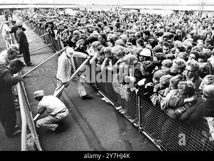 IL GRUPPO DI MUSICA POP THE BEATLES ARRIVA A COPENHAGEN - I FAN DANESI DEI BEATLES FANNO PER KASTRUP AIRPORT - BEATLEMANIA - OPERAI RIPARANO BARRIERE ; 6 GIUGNO 1964 Foto Stock