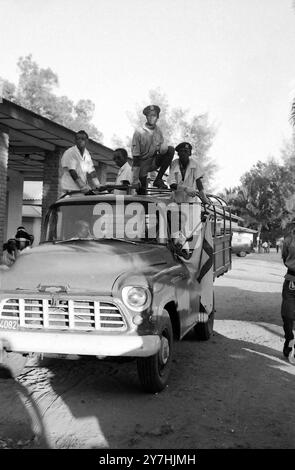 I RIBELLI, I RAGAZZI SCOUT LOCALI, CACCIANO I CORPI NEL CAMPO MILITARE DI ALBERVILLE, KATANGA, CONGO; 3 GIUGNO 1964 Foto Stock