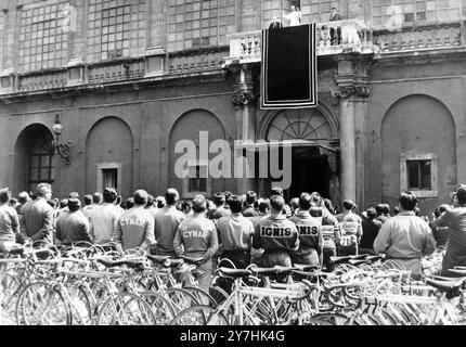 TOUR IN BICICLETTA DELL'ITALIA PAPA PAOLO VI BENEDICE I CONCORRENTI A ROMA CITTÀ DEL VATICANO; 1 GIUGNO 1964 Foto Stock