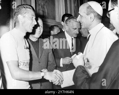 JACQUES ANQUETIL - GIRO IN BICICLETTA IN ITALIA PAPA PAOLO VI BENEDICE I CONCORRENTI NELLA CITTÀ DEL VATICANO, ROMA / ; 1 GIUGNO 1964 Foto Stock