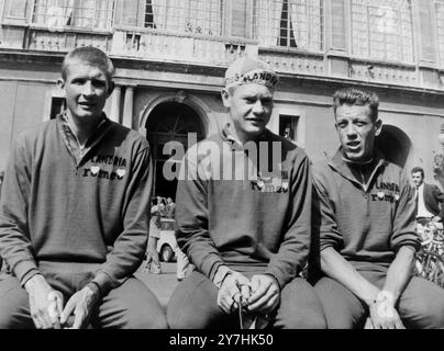 JOS HOEVENAERS, OKE C V BOCQUET W - GIRO IN BICICLETTA D'ITALIA PAPA PAOLO VI BENEDICE I CONCORRENTI NELLA CITTÀ DEL VATICANO, ROMA / ; 1 GIUGNO 1964 Foto Stock