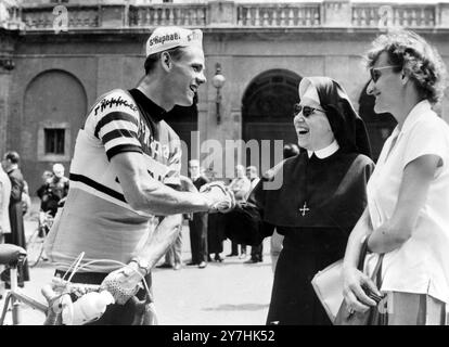 LIUTO CICLISTA CEES - GIRO IN BICICLETTA D'ITALIA PAPA PAOLO VI BENEDICE I CONCORRENTI NELLA CITTÀ DEL VATICANO, ROMA / ; 1 GIUGNO 1964 Foto Stock