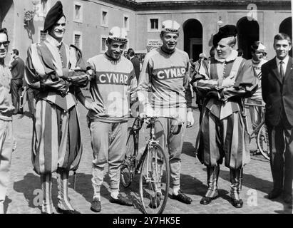 SQUADRA SVIZZERA CON GUARDIE SVIZZERE - GIRO IN BICICLETTA IN ITALIA PAPA PAOLO VI BENEDICE I CONCORRENTI IN CITTÀ DEL VATICANO, ROMA 1° GIUGNO 1964 Foto Stock