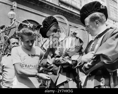 JACQUES ANQUETIL - GIRO IN BICICLETTA DELL'ITALIA NELLA CITTÀ DEL VATICANO, ROMA / ; 1° GIUGNO 1964 Foto Stock