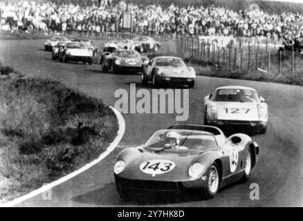 CORSE AUTOMOBILISTICHE NEL NURBURGRING IL PILOTA JOHN SURTEES ALZA LA CURVA FERRARI CONDUCE IL CAMPO IN GERMANIA ; 31 MAGGIO 1964 Foto Stock