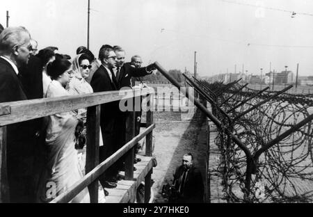 RE MAHENDRA DEL NEPAL E LA REGINA RATNA VISITANO IL MURO DI BERLINO ; 30 MAGGIO 1964 Foto Stock