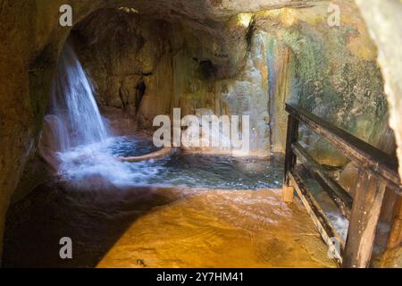 Area contrassegnata come "lavatrice", parte del mulino ad acqua del Parco Nazionale di Krka e parte della produzione tessile parte del complesso. Croazia. Grotta e cascata con acqua che cade in un'area di pulizia. (138) Foto Stock