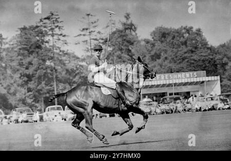17 MAGGIO 1964 Polo giocando Philip. Nonostante i commenti della Lord's Day Obliance Society - ''riposare il settimo giorno e onorare il Signore '' - sua altezza reale il principe Filippo viene mostrato a giocare a polo la domenica di Whit, a Windsor. Il principe ha segnato tre gol per il Windsor Park quando la sua squadra ha battuto Ascot nella semifinale della Royal Windsor Horse Show Cup per sei a quattro. Windsor, Berkshire, Inghilterra. Foto Stock