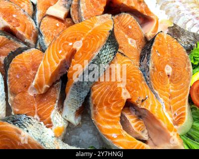 Pezzi di salmone freschi pezzi di salmone in vendita su un mercato del sabato, Tilburg, Paesi Bassi. Tilburg Koningsplein, zaterdagmarkt Noord-Brabant Nederland Copyright: XGuidoxKoppesxPhotox Foto Stock