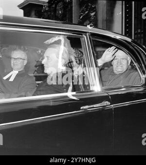 L'ARCIVESCOVO DI CANTERBURY MICHAEL RAMSEY LASCIA BUCKINGHAM PALACE DOPO IL BATTESIMO DEL FIGLIO DELLA PRINCIPESSA ALEXANDRA A LONDRA; 11 MAGGIO 1964 Foto Stock