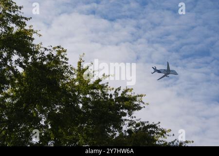 Amburgo, Germania. 30 settembre 2024. Un Beluga XL, un aereo da trasporto della casa aeronautica Airbus, vola nel cielo sopra Amburgo. Crediti: Marcus Brandt/dpa/Alamy Live News Foto Stock