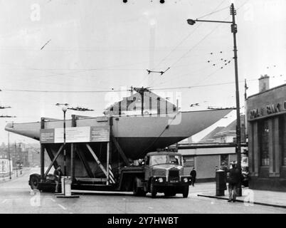 YACHT KURREWA V POTENTIAL AMERICAS CUP TRASPORTO DIETRO L'ANGOLO A GLASGOW; 16 APRILE 1964 Foto Stock