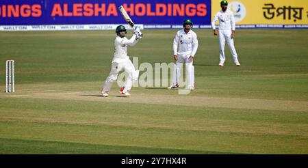 Il battitore bengalese Mehidy Hasan Miraz batte durante la prima partita di test in Bangladesh e Pakistan allo Zahur Ahmed Chowdhury Stadium di Chattogram Foto Stock