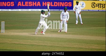 Il battitore bengalese Mehidy Hasan Miraz batte durante la prima partita di test in Bangladesh e Pakistan allo Zahur Ahmed Chowdhury Stadium di Chattogram Foto Stock