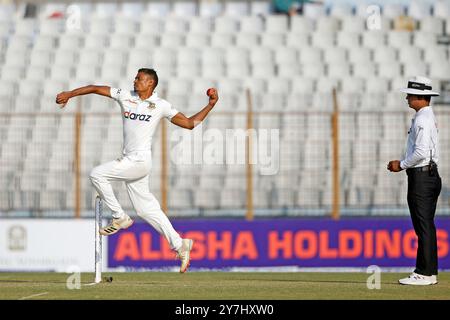 Il pugile del Bangladesh Taijul Islam Bowl durante la prima partita di test del Bangladesh e del Pakistan del secondo giorno allo Zahur Ahmed Chowdhury Stadium di Chattogram Foto Stock