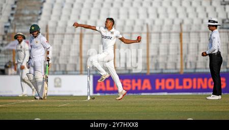 Il pugile del Bangladesh Taijul Islam Bowl durante la prima partita di test del Bangladesh e del Pakistan del secondo giorno allo Zahur Ahmed Chowdhury Stadium di Chattogram Foto Stock