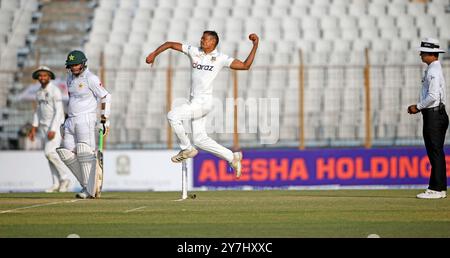 Il pugile del Bangladesh Taijul Islam Bowl durante la prima partita di test del Bangladesh e del Pakistan del secondo giorno allo Zahur Ahmed Chowdhury Stadium di Chattogram Foto Stock