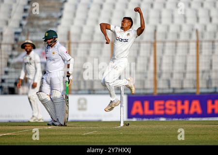 Il pugile del Bangladesh Taijul Islam Bowl durante la prima partita di test del Bangladesh e del Pakistan del secondo giorno allo Zahur Ahmed Chowdhury Stadium di Chattogram Foto Stock