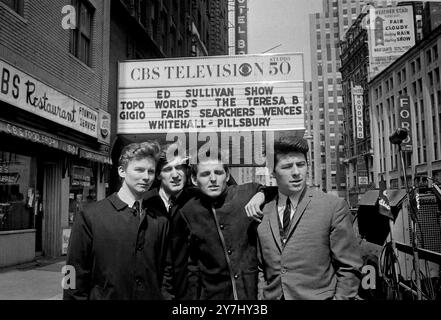 IL 3 APRILE 1964 TONY JACKSON E I RICERCATORI DEI CBS STUDIOS PRIMA DELLA LORO APPARIZIONE NELLO SHOW ED SULLIVAN A NEW YORK, USA. Foto Stock