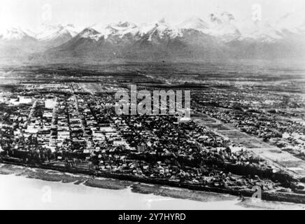 Una foto del 1959 della città più grande dell' Alaska , Anchorage , gravemente colpita da un violento terremoto all' inizio di oggi . Inoltre, pesantemente danneggiate nel terremoto furono le città costiere di Seward, Valdez e Homer. In una parte di Anchorage si stima che il 43 per cento degli edifici fosse stato distrutto . Non si sa ancora quante persone siano morte nel terremoto, ma alcuni rapporti riportano la cifra tra i 60 e i 100 . Alle Hawaii , a Honolulu , a Tokyo e lungo la costa pacifica degli Stati Uniti , le autorità hanno emesso avvertimenti sulle onde mareali a seguito del terremoto . 28 MARZO 1964 Foto Stock