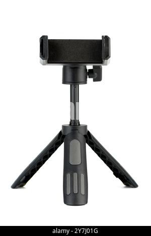 Treppiede nero con supporto per telefono montato su sfondo bianco. Concetto di accessori per la fotografia mobile e la ripresa video Foto Stock