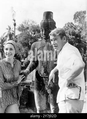 FILMS LORD JIM WITH PETER O'TOOLE IN ANGKOR WAT, CAMBOGIA ; 26 MARZO 1964 Foto Stock