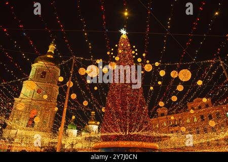 Bellissimo albero di Capodanno principale dell'Ucraina in Piazza Sophia a Kiev. Albero decorato da fiabe e mercatino di Natale in Piazza Sophia Scenic serata d'inverno Foto Stock