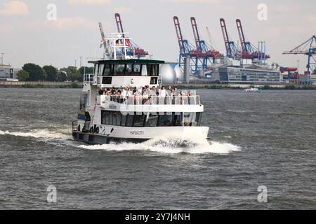 Stockbilder 09/2024 Hadag Hafenfähre Hamburg Deutschland *** foto di scorta 09 2024 Hadag Harbour Ferry Hamburg Hamburg Germany Copyright: XLobeca/RalfxHomburgx Foto Stock