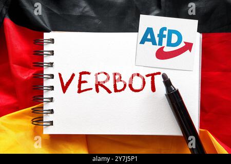 30 settembre 2024: Un blocco note con l'iscrizione: Verbot, e il logo AfD giace su una bandiera tedesca nera, rossa e dorata. Immagine simbolica di un possibile divieto sull'alternativa per il partito tedesco. FOTOMONTAGGIO *** Ein Notizblock mit der Aufschrift: Verbot, und dem AfD-Logo liegt auf einer schwarz-rot-goldenen Deutschland Flagge. Symbolbild mögliches Verbot der Partei alternative für Deutschland. FOTOMONTAGE Foto Stock